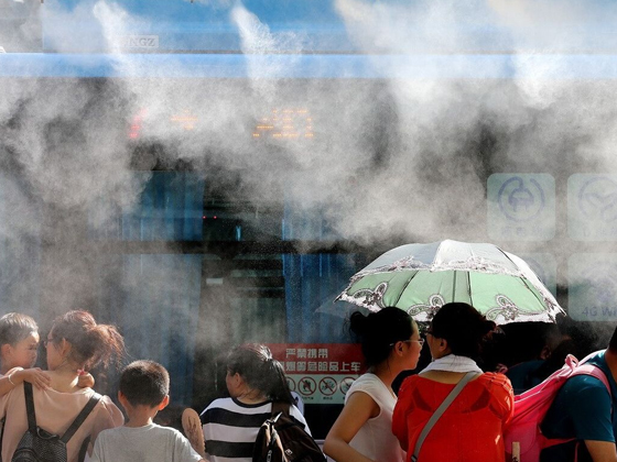 某城市公交站臺噴霧降溫