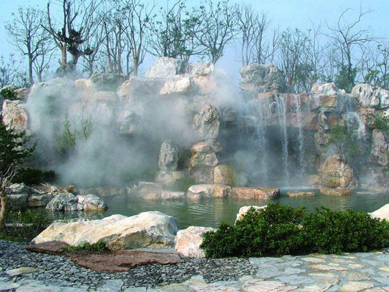 某公園假山噴霧